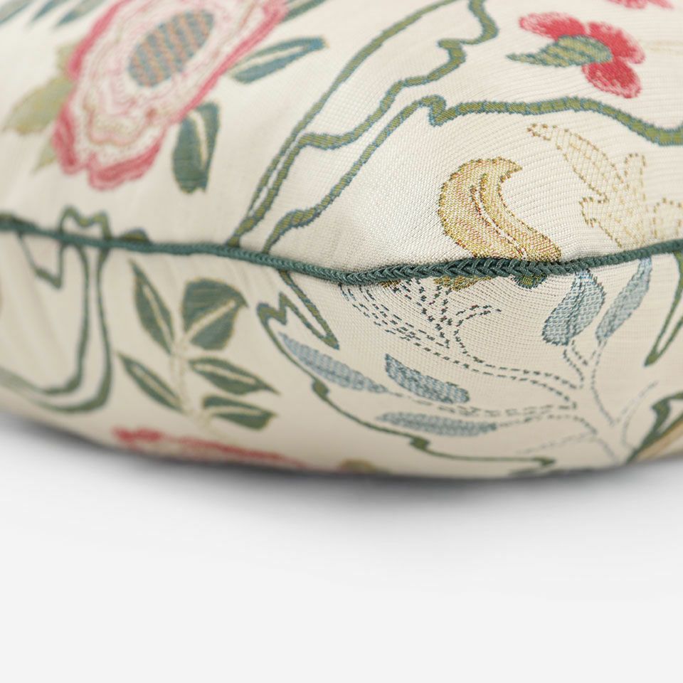 グリーン色のパイピングをつけています／カラー：レッド