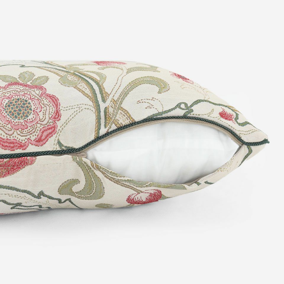 生地の色目に合わせたファスナー色を使用し、ファスナー部分に生地を片側から被せています