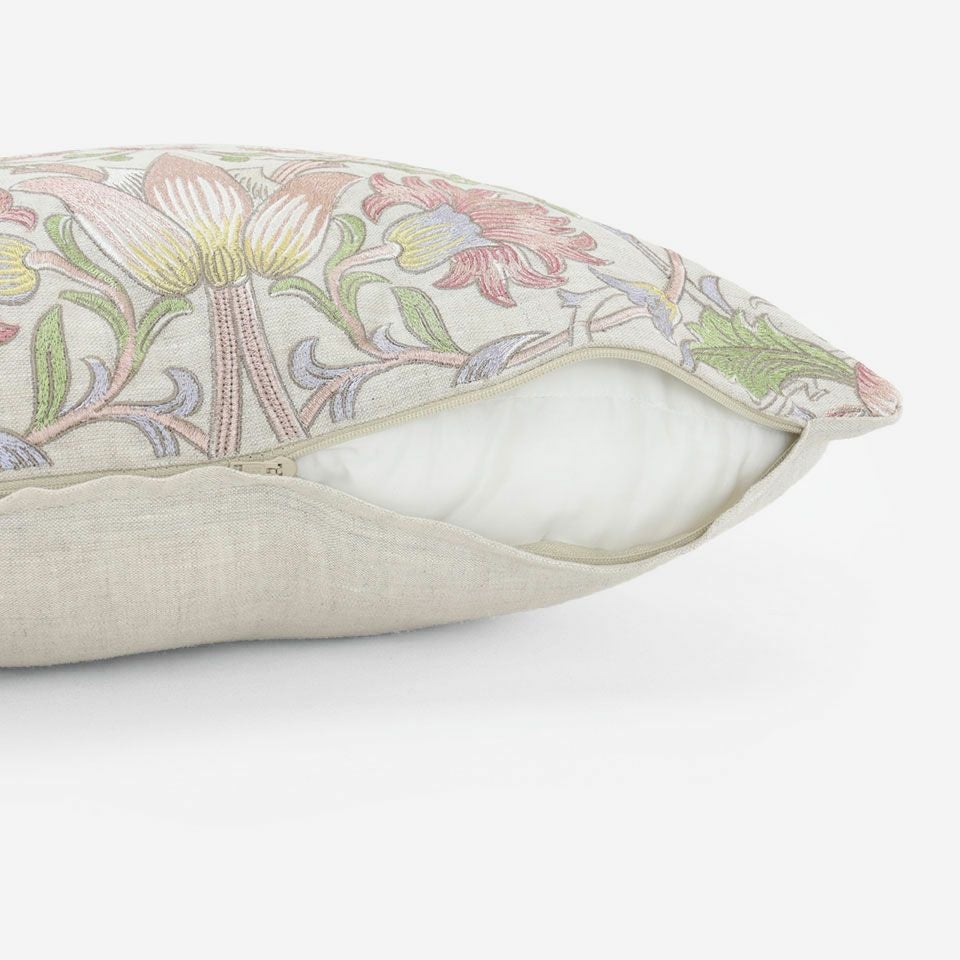 生地の色目に合わせたファスナー色を使用し、ファスナー部分に生地を片側から被せています