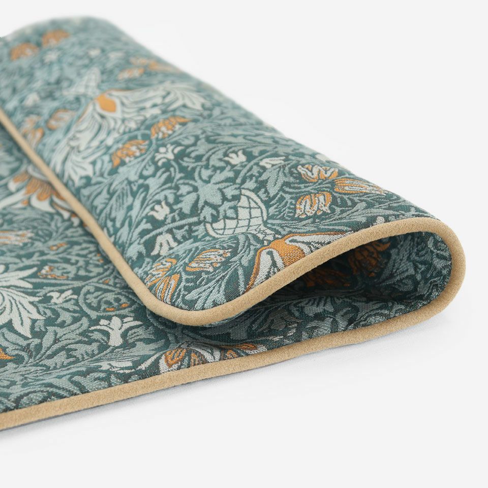 意匠糸でナチュラル感を加え、少し鮮やかな色をアクセントにして重厚すぎないようにしました