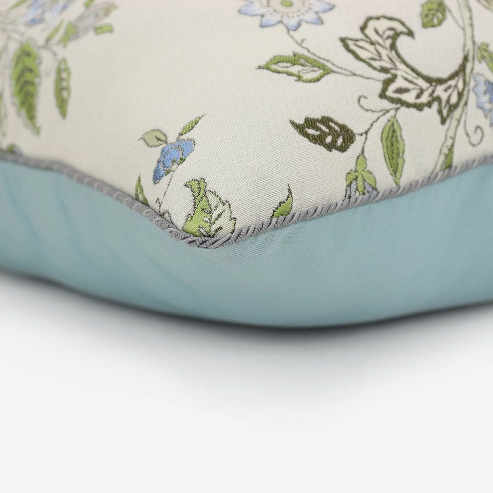 表面と裏面の異なるデザイン／グレー色のパイピングをつけています／表面カラー：ブルー／裏面カラー：ブルー