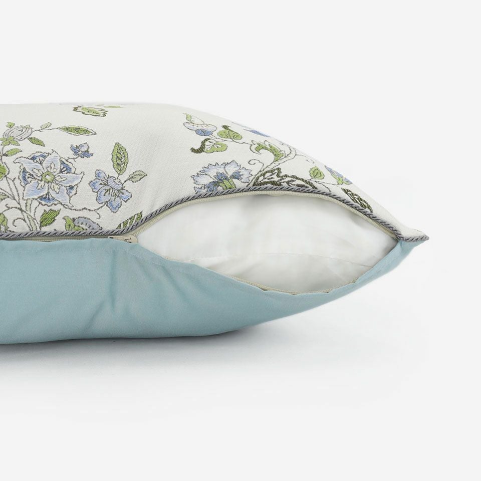 生地の色目に合わせたファスナー色を使用し、ファスナー部分に生地を片側から被せています