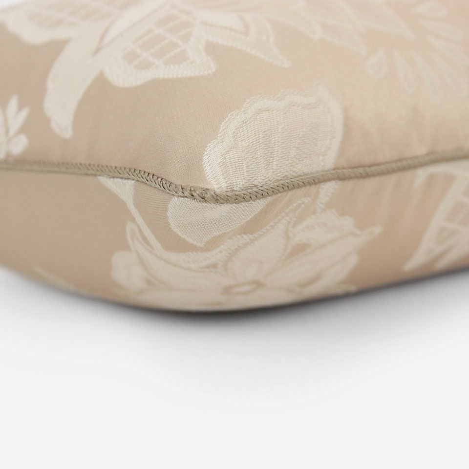 ベージュ色のパイピングをつけています／カラー：ベージュ