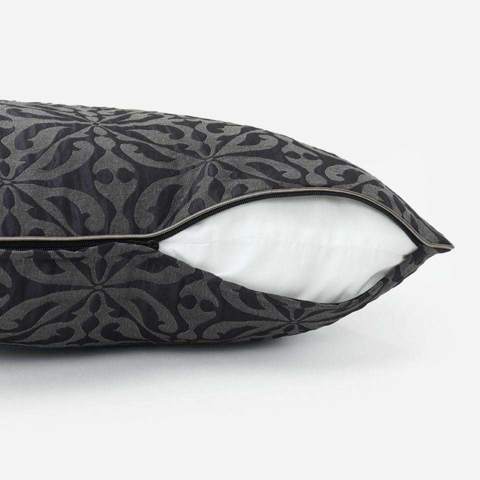 生地の色目に合わせたファスナー色を使用し、ファスナー部分に生地を片側から被せています