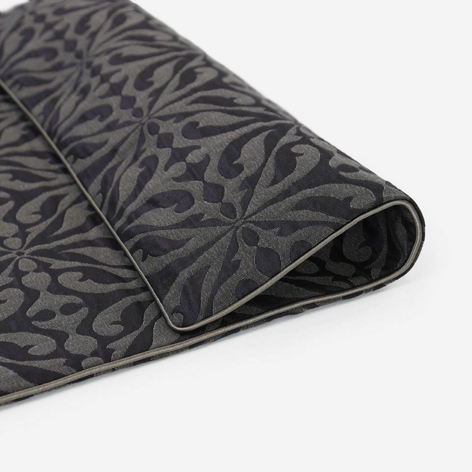 オーナメント調の柄を凹凸感のあるジャカードで表現することで、モダンで大人っぽい雰囲気に仕上げています