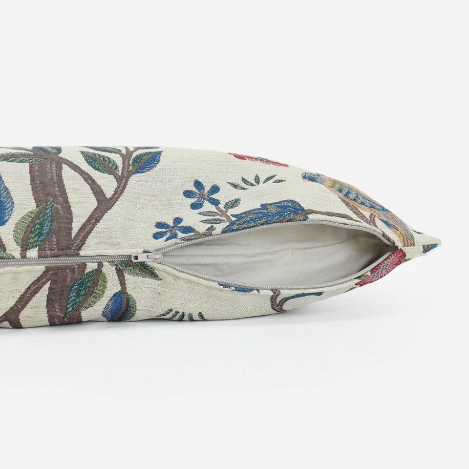 生地の色目に合わせたファスナー色を使用しています