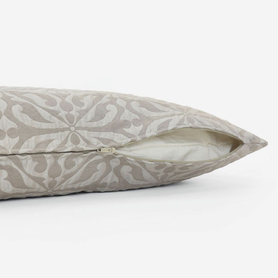 生地の色目に合わせたファスナー色を使用し、ファスナー部分に生地を両側から被せています