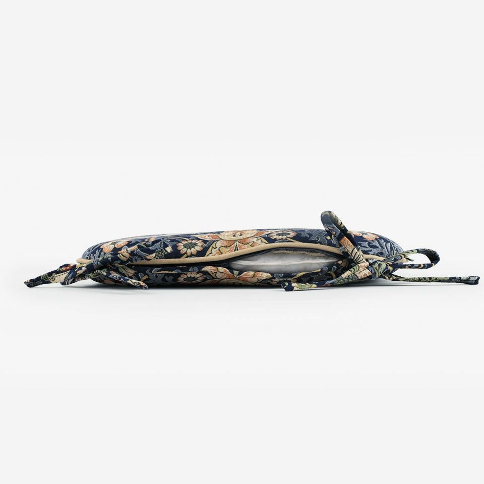 生地の色目に合わせたファスナー色を使用し、ファスナー部分に生地を片側から被せています