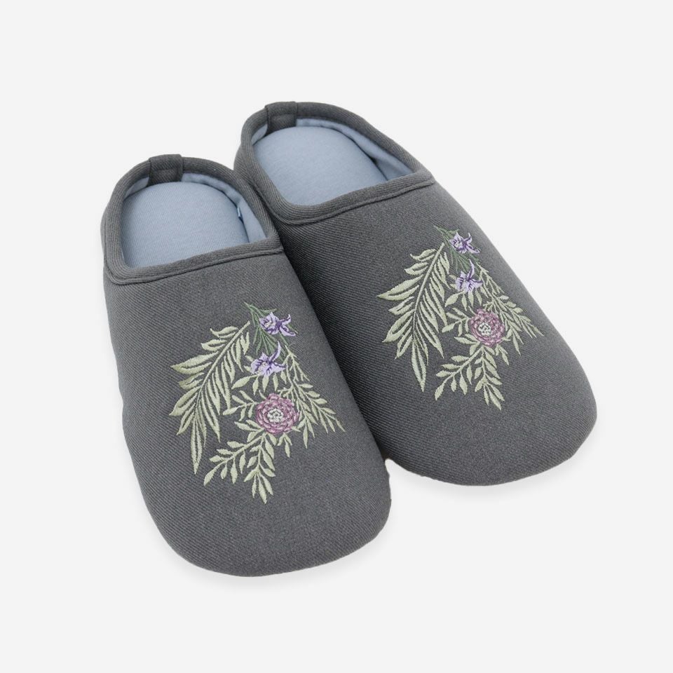 正面画像／可愛らしいデザインの「ラークスパー」を刺繍で表現しています