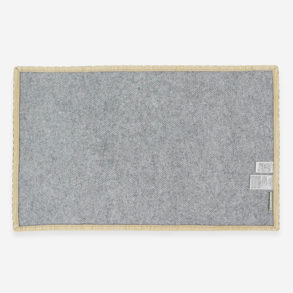 裏面は滑り止め加工が施され、「Morris Design Studio」のブランドタグが付いています