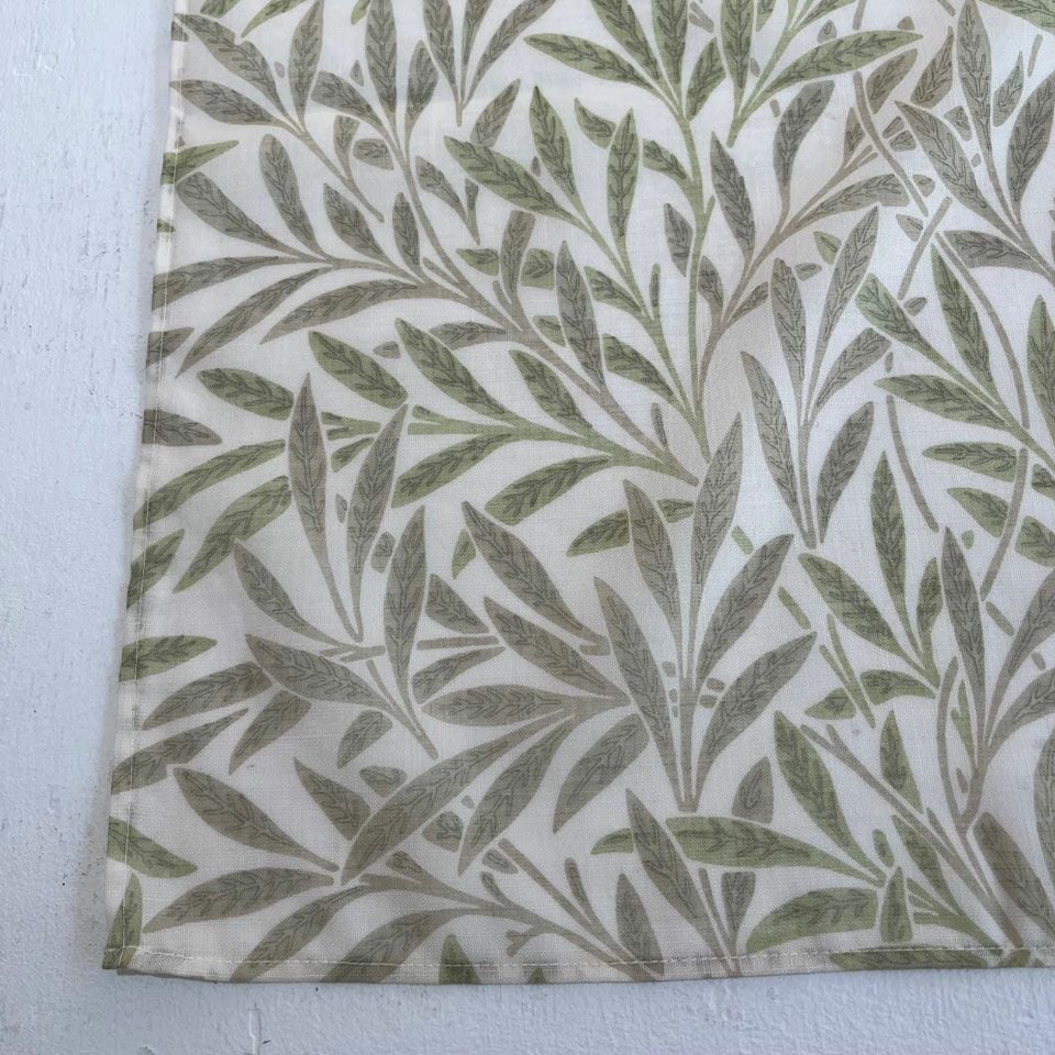 柳の葉っぱをデザインした清涼感のある使い易いデザインで、小窓から大きなスペースまでフレキシブルに対応することができます