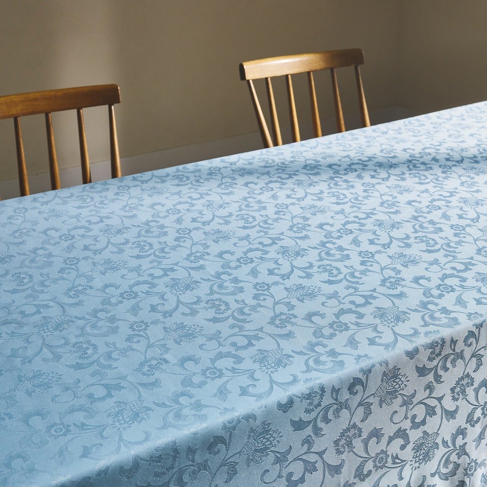 ハドンホール柄を唐草模様に着想を得てアレンジしたデザイン、ジャカードの織り柄が美しいテーブルクロスです：ライトブルー