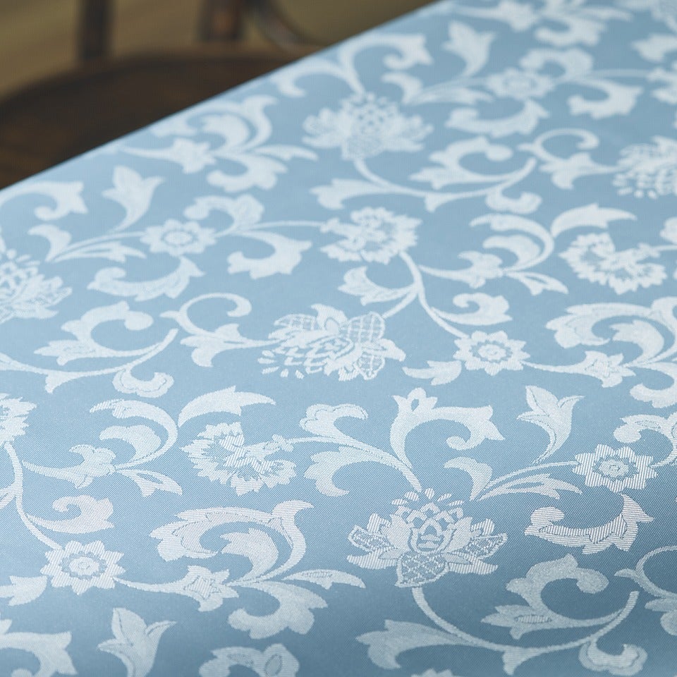 ハドンホール柄を唐草模様に着想を得てアレンジしたデザイン、ジャカードの織り柄が美しいテーブルクロスです：ライトブルー
