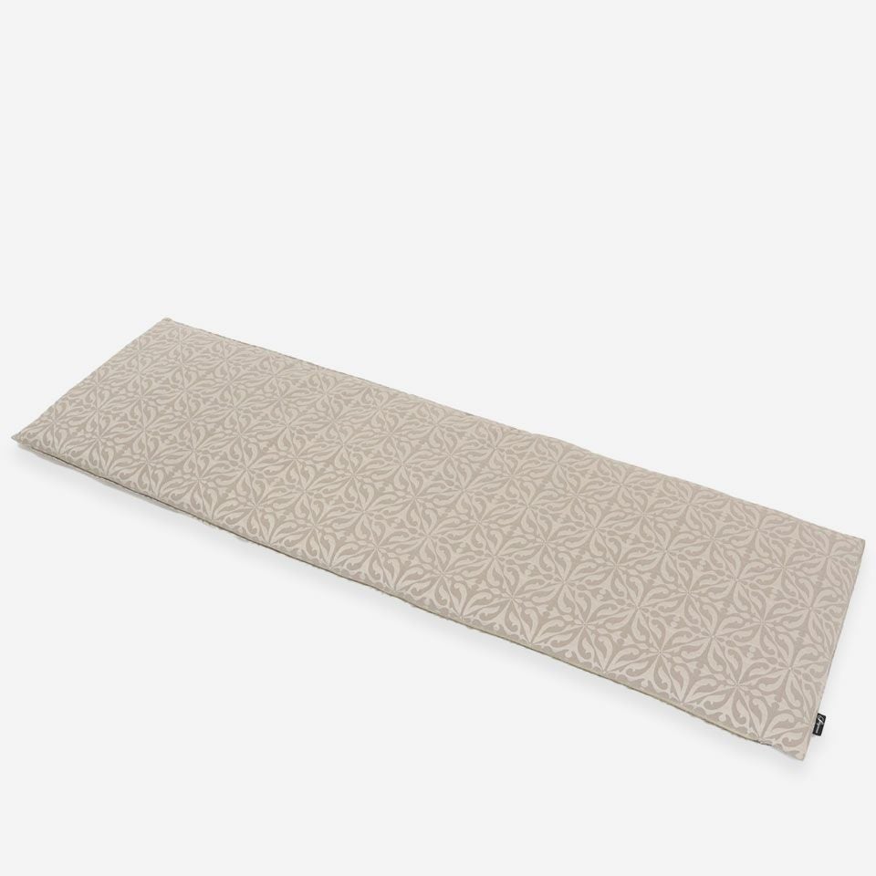 表面／カラー：ベージュ／46cm×150cm／オーナメント調の柄を凹凸感のあるジャカードで表現しています