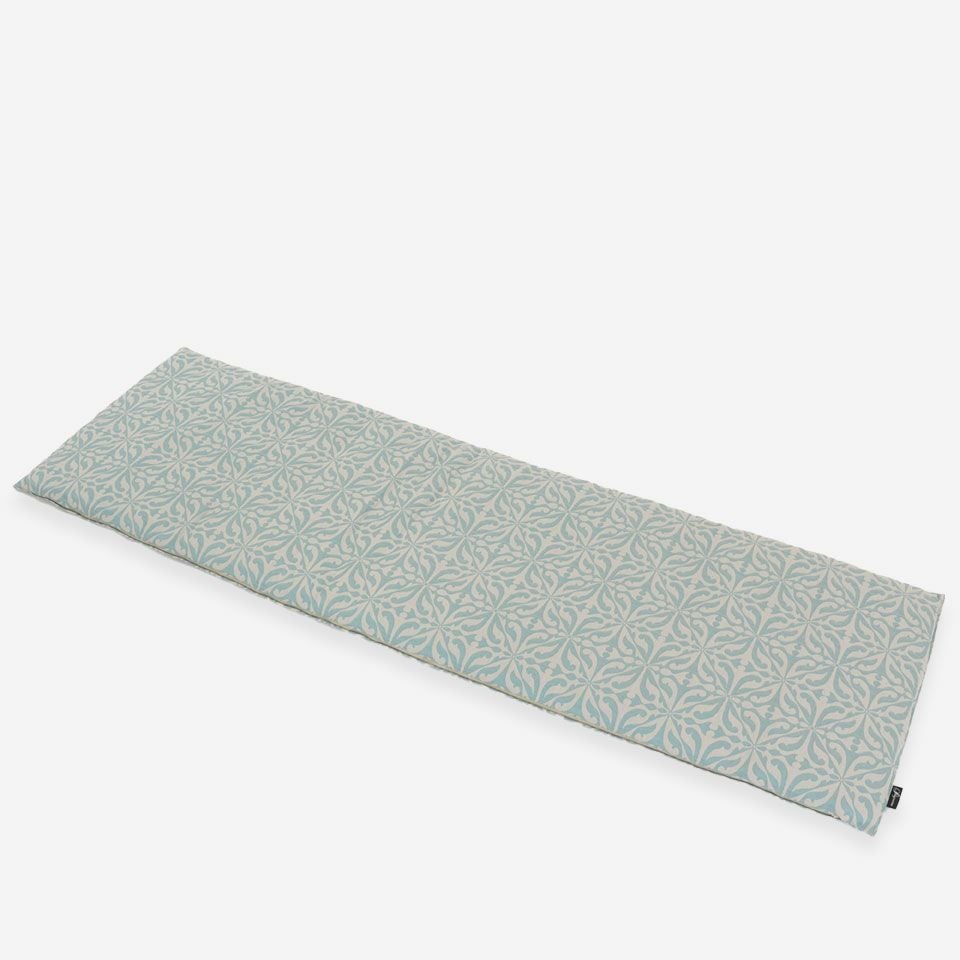 表面／カラー：ブルーグリーン／46cm×150cm／オーナメント調の柄を凹凸感のあるジャカードで表現しています