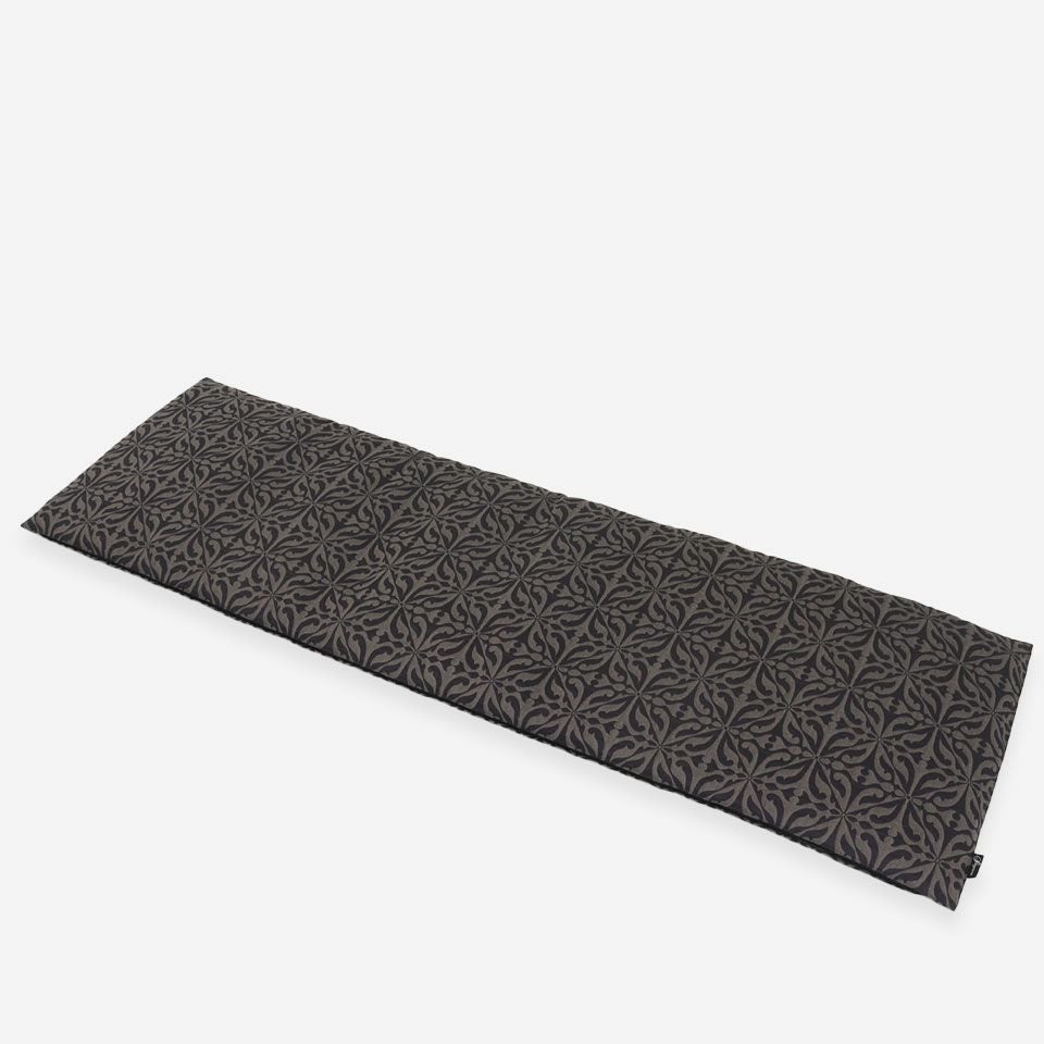 表面／カラー：グレー／46cm×150cm／オーナメント調の柄を凹凸感のあるジャカードで表現しています