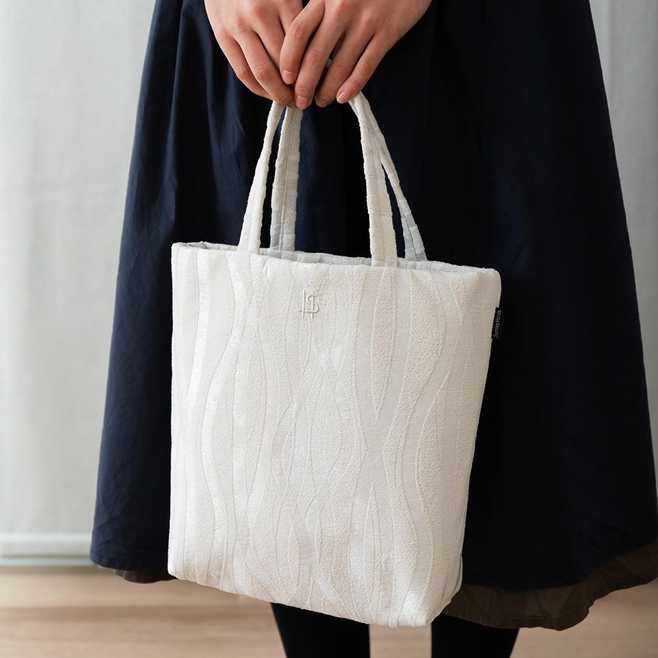 小ぶりなSサイズバッグは、上品にコーディネートをまとめてくれます