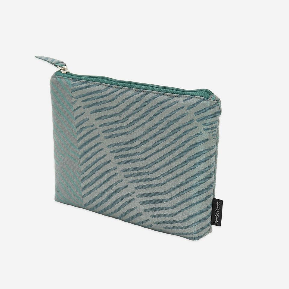 フラットな形はバッグにすっきりおさまり、緻密で高密度に織られた確かなクオリティのファブリックは型崩れしにくく軽量なのも特徴です