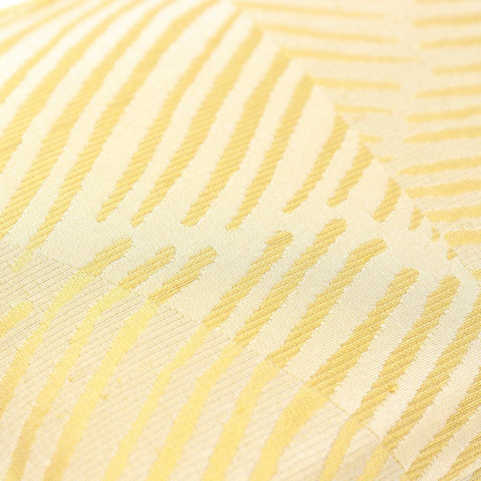 水の流れやさざ波をイメージしたモダンなデザイン、角度によって見え方が変化する織の魅力を感じていただけるアイテムです
