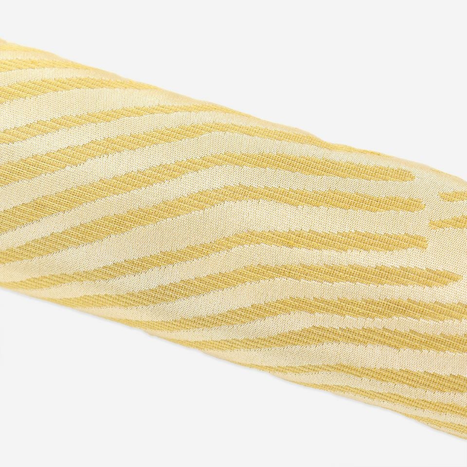 水の流れやさざ波をイメージしたモダンなデザイン、角度によって見え方が変化する織の魅力を感じていただけるアイテムです