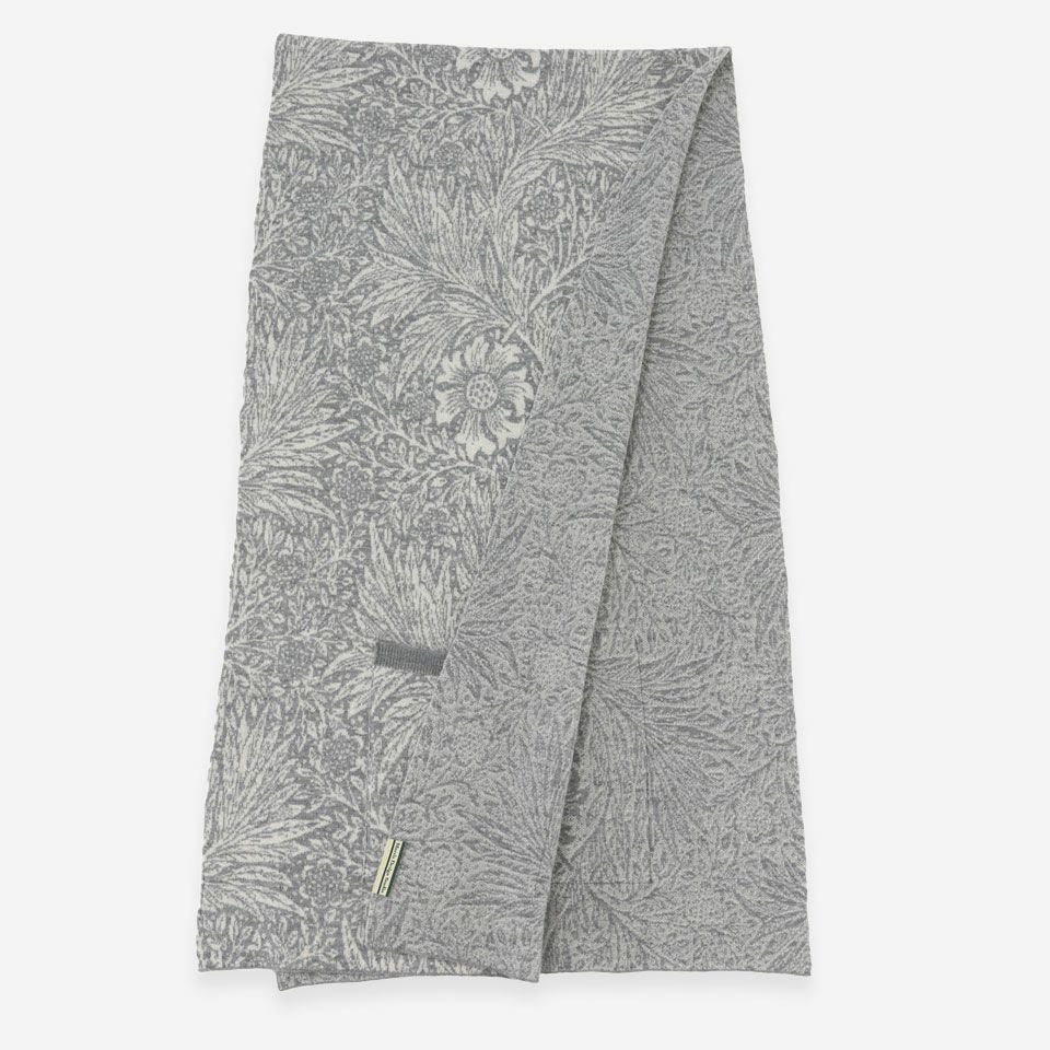 重たく感じるほどの厚みは無いのでマフラーとしてもお使いいただけますし、お部屋の中ではひざ掛けとしてお使いいただくのにも丁度良いサイズです