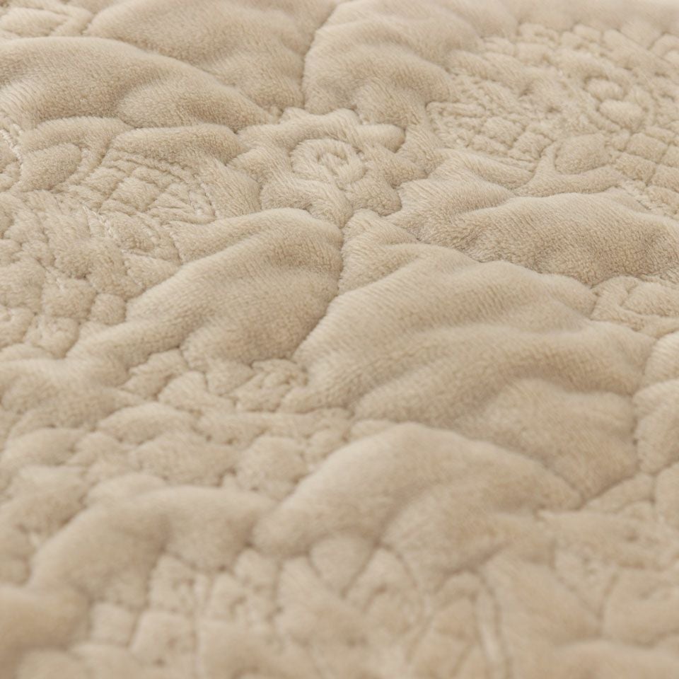 表面はマイクロファイバー生地にハドンホールの花柄がキルティングされており、ふっくらとした刺繍のモチーフが繰り返され、可愛らしい印象です