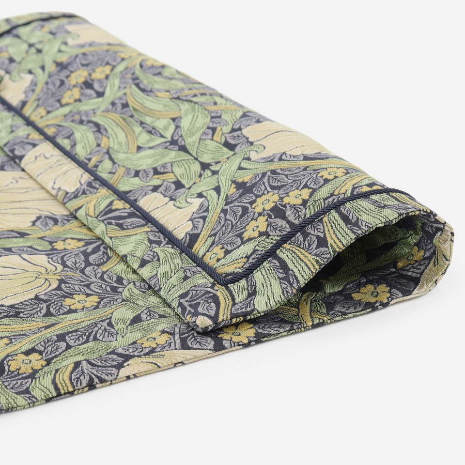 オリジナルの仕様として額縁仕様にし、クラシカルな素材感を楽しめるデザイン、額縁の内側にはアクセントとしてパイピングコードをあしらいました