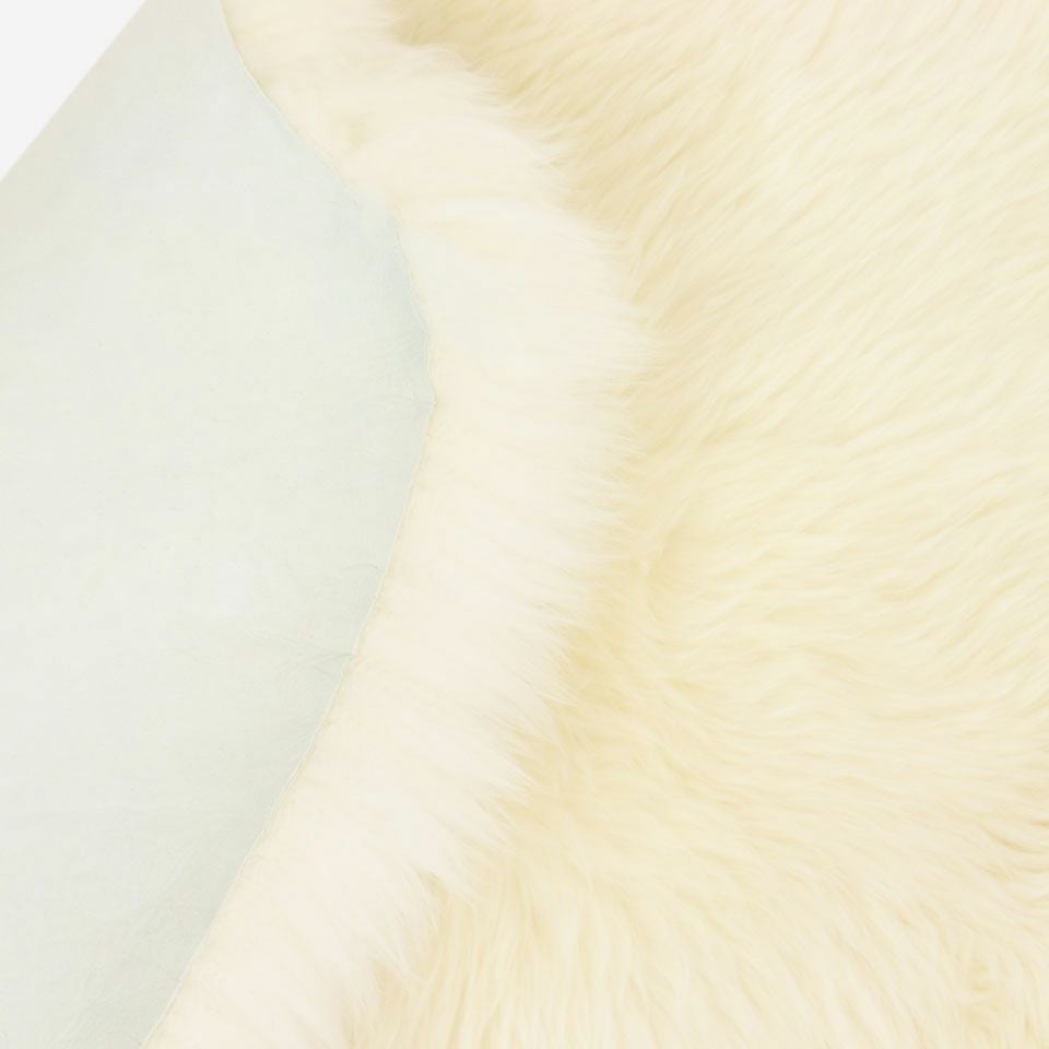 オーストラリア産の良質な羊から厳選された最高級品質のムートンを使用した長毛のフリースです／カラー：ホワイト