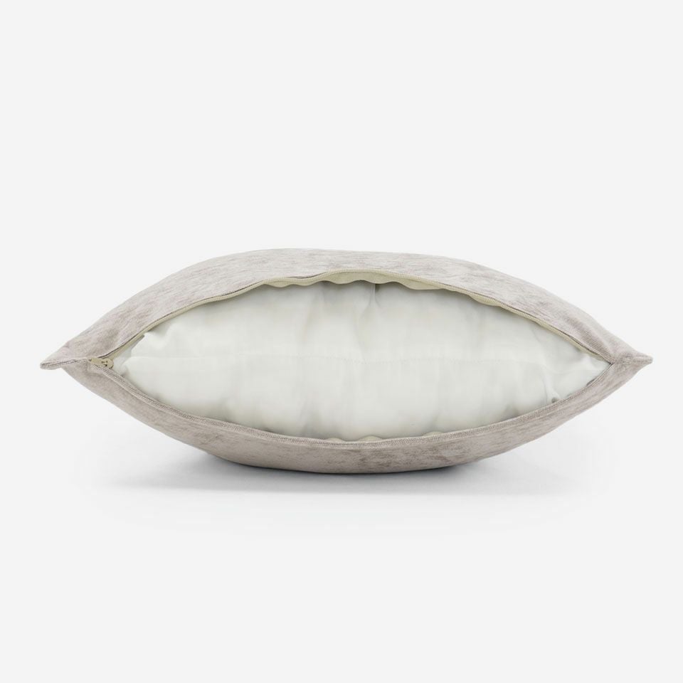 生地の色目に合わせたファスナー色を使用し、ファスナー部分に生地を片側から被せています／45cm×45cm／カラー：ベージュ