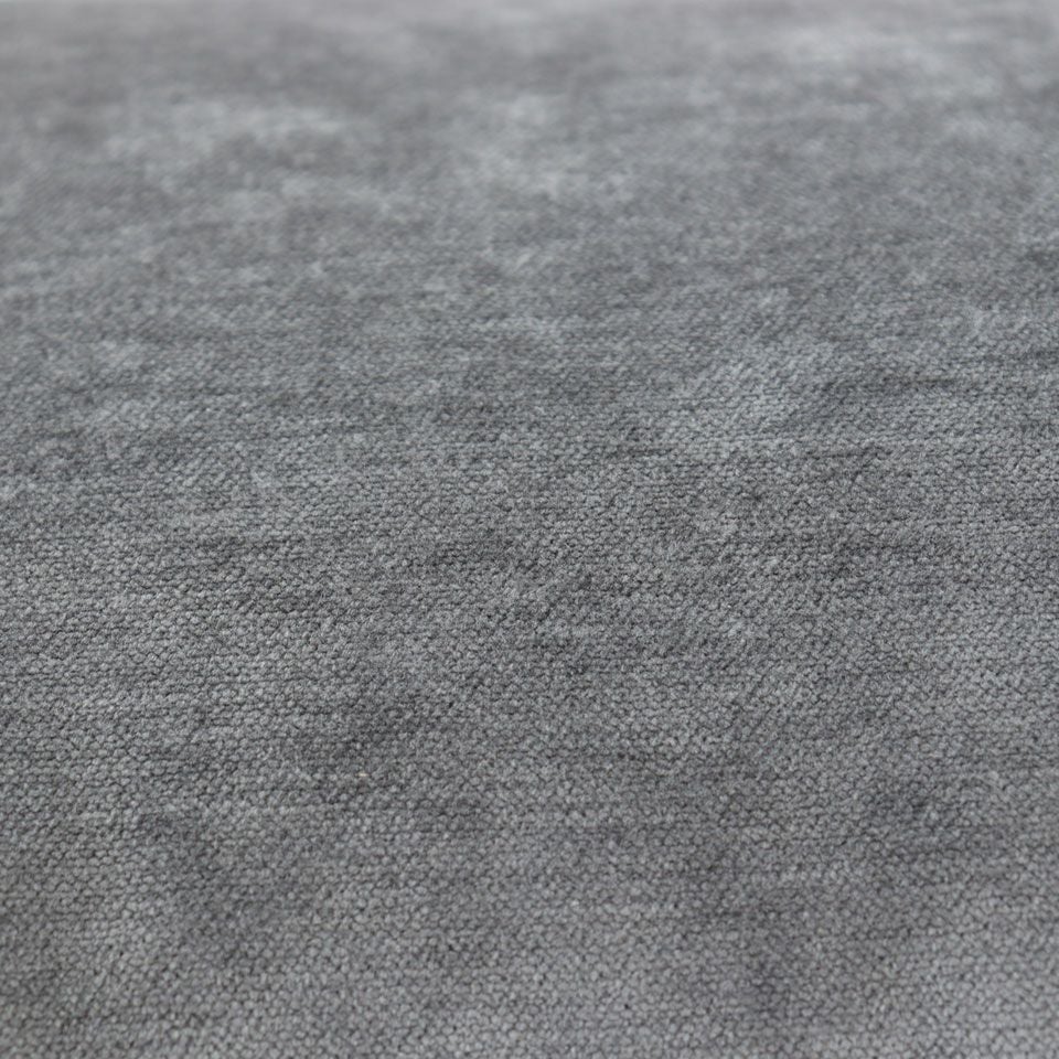 無地なので、様々なインテリアシーンやアイテムに合わせることができます／カラー：ダークグレー