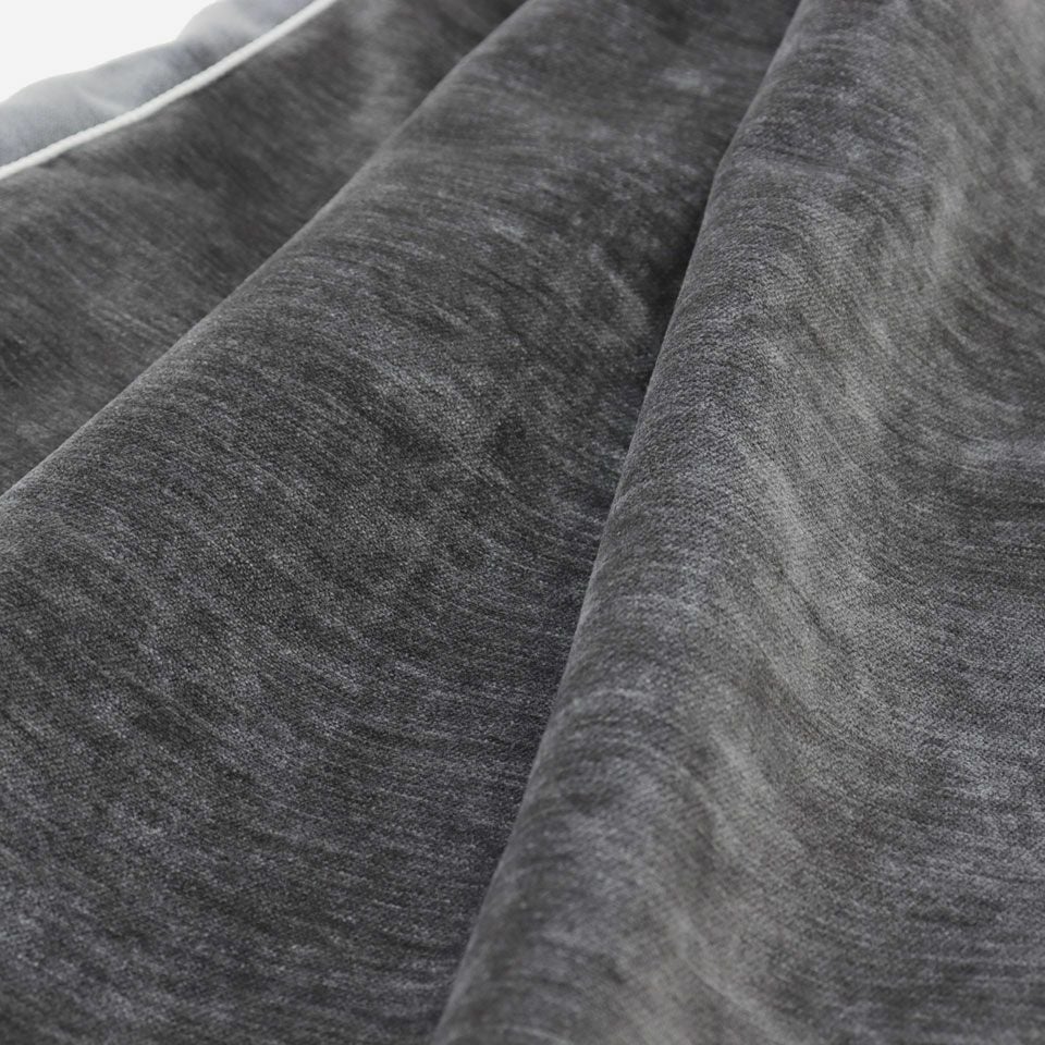 シンプルながらも高級感と程良い光沢感のあるモール糸を使用したベルベット調素材のクッションカバーです／カラー：ダークグレー