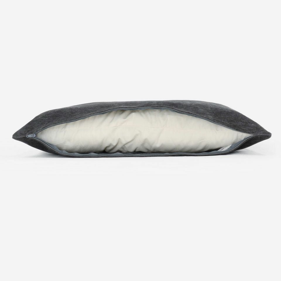 生地の色目に合わせたファスナー色を使用し、ファスナー部分に生地を両側から被せています／カラー：ダークグレー