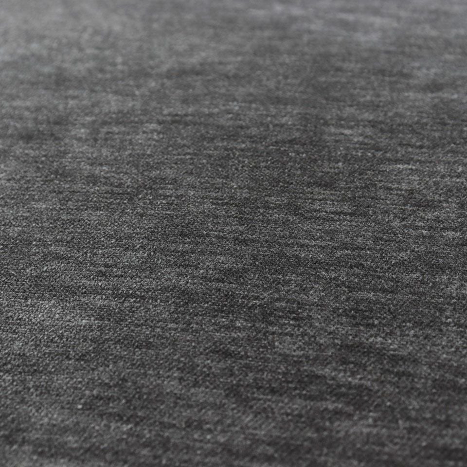 無地なので、様々なインテリアシーンに合わせることができます／カラー：ダークグレー