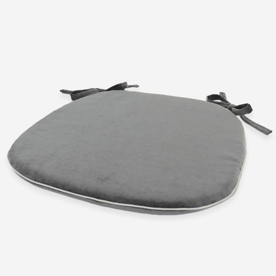 表面／カラー：ダークグレー／45cm×43cm／無地なので、様々なインテリアシーンに合わせることができます