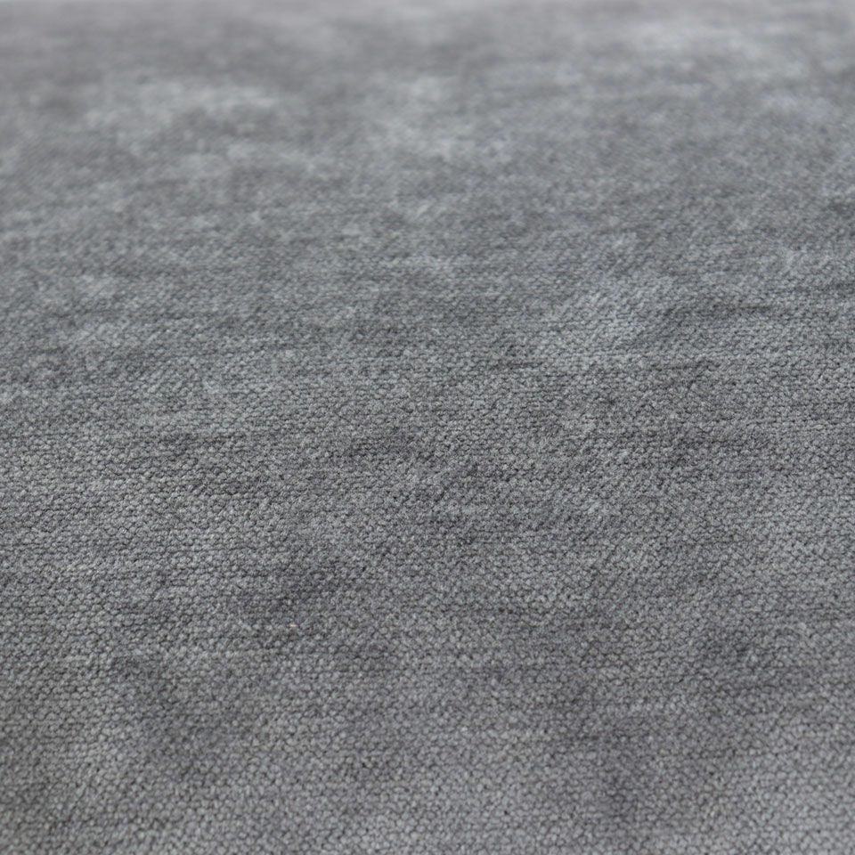 シンプルながらも高級感と程良い光沢感のあるモール糸を使用したベルベット調素材のダイニングシートクッションです／カラー：ダークグレー