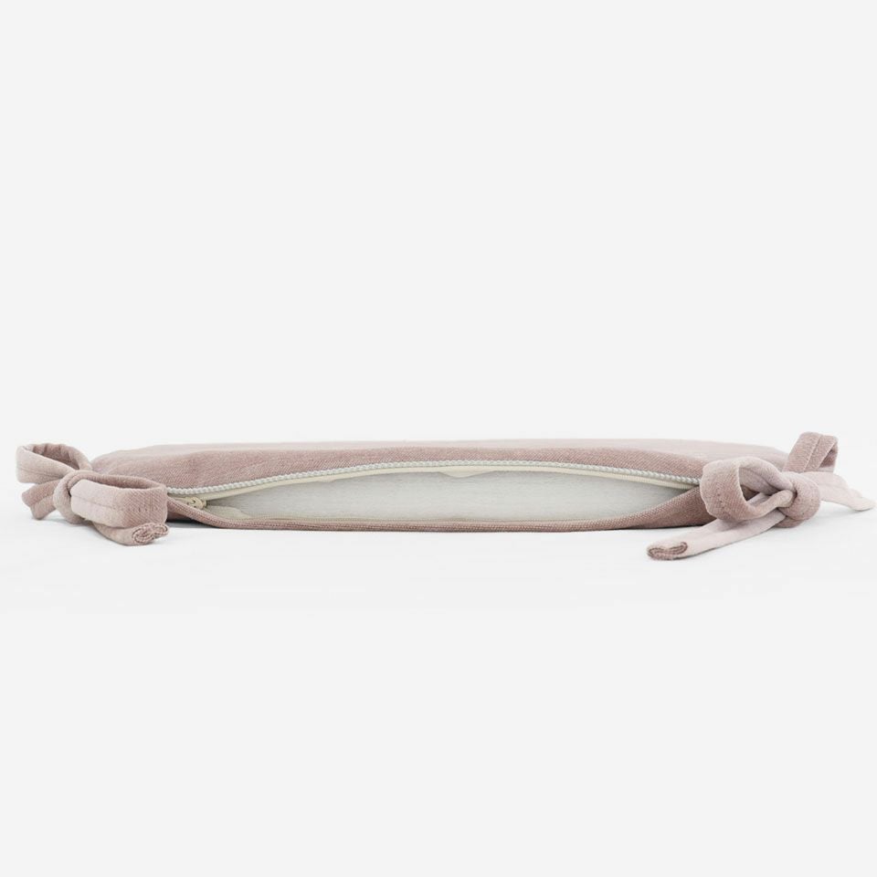 生地の色目に合わせたファスナー色を使用し、ファスナー部分に生地を片側から被せています／カラー：ローズ