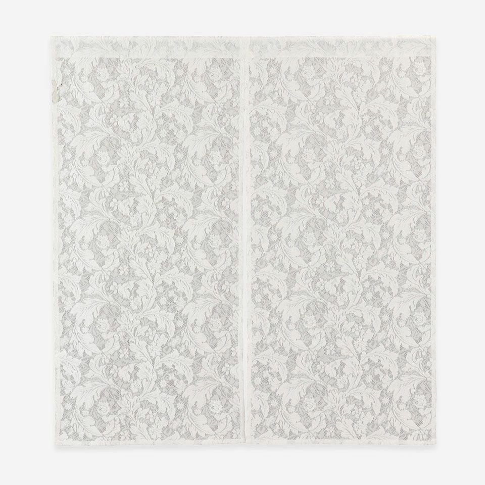 正面画像／カラー：クリーム／約85cm×90cm  *レース柄が見えやすいように商品背面にグレー色の加工をしていますが、実際の商品にグレー色の裏地等はありません。