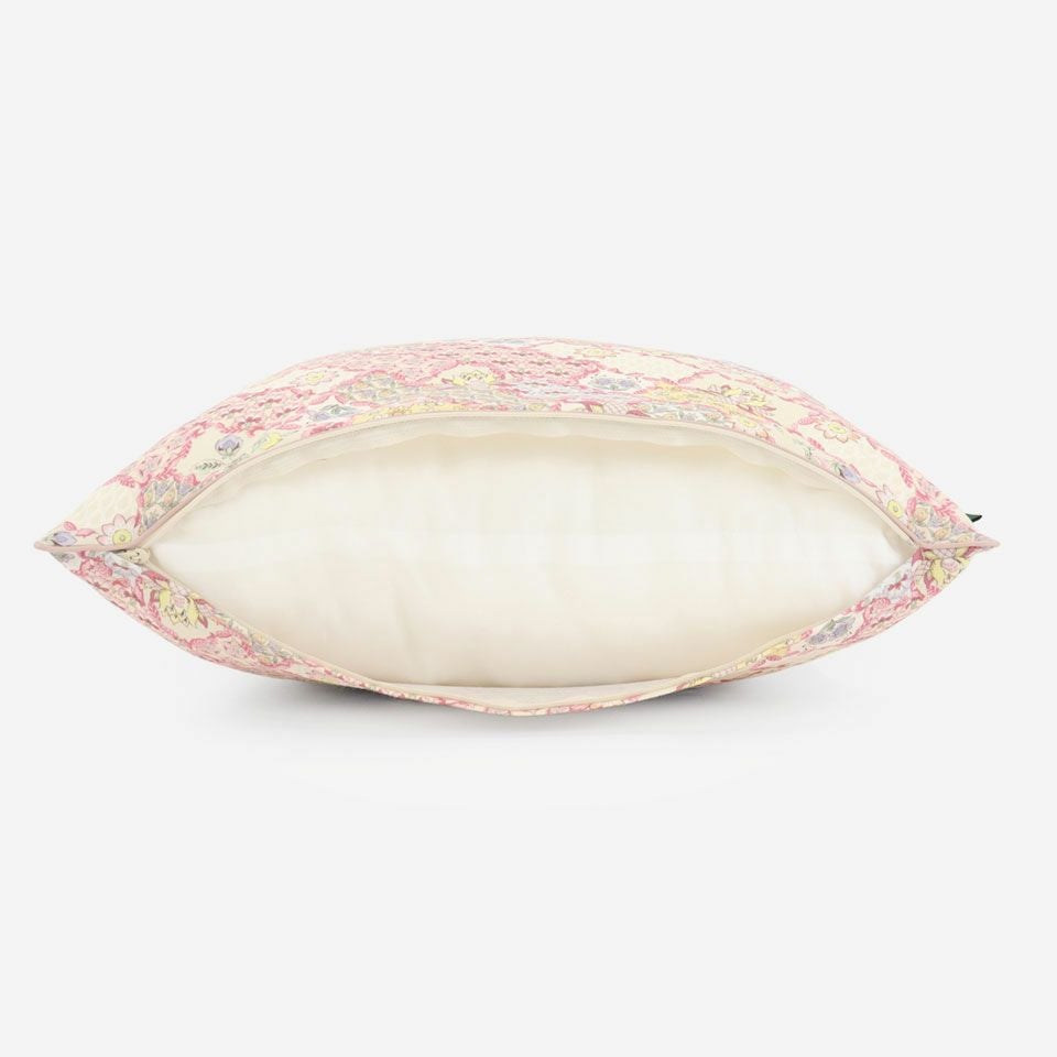 生地の色目に合わせたファスナー色を使用し、ファスナー部分に生地を片側から被せています