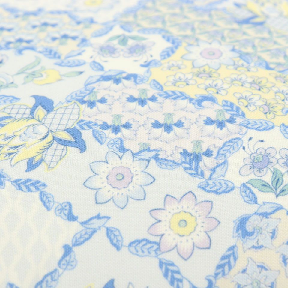 ハドンホールの花々がパッチワーク状に広がり、色鮮やかで楽しいパターンです