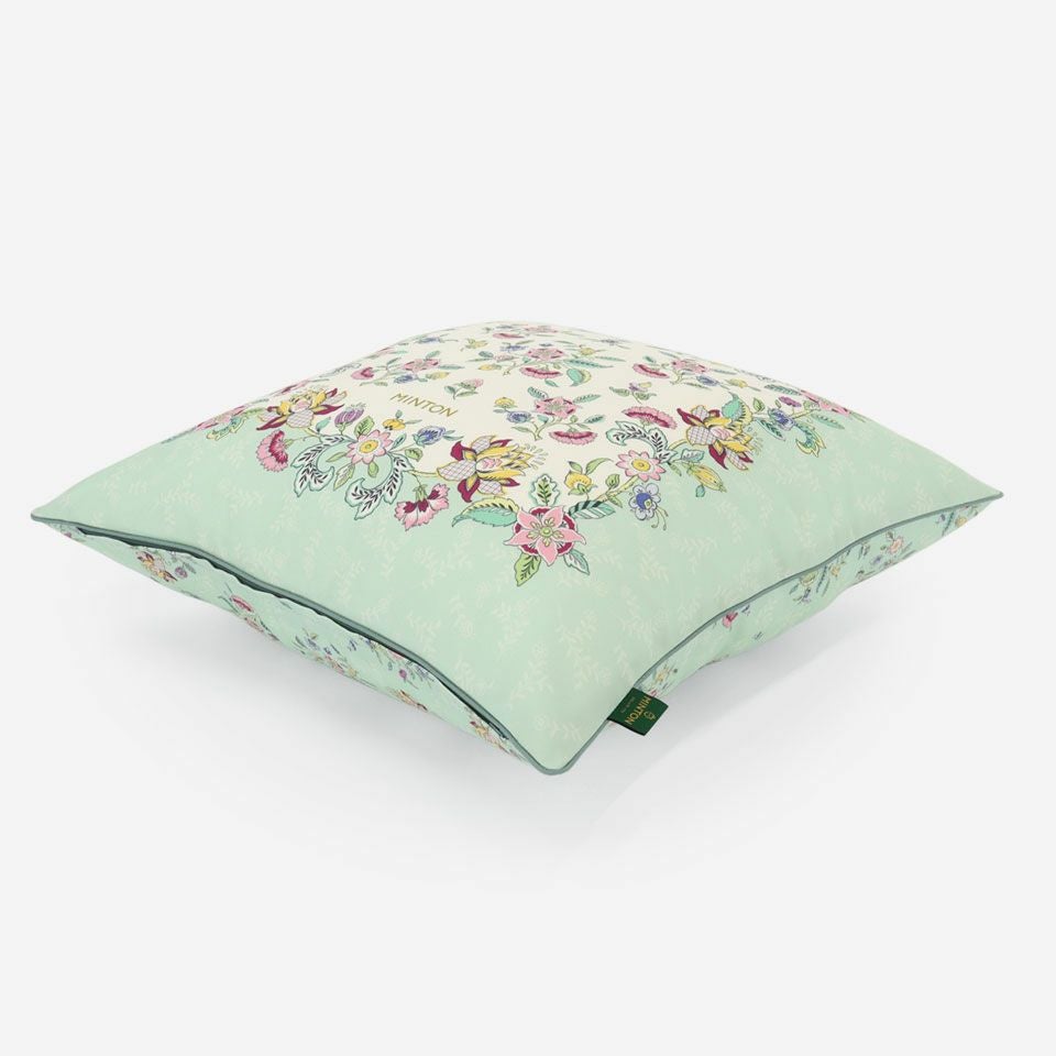 表面と裏面の異なるデザイン／グリーン色のパイピングをつけています／表面カラー：グリーン／裏面カラー：グリーン