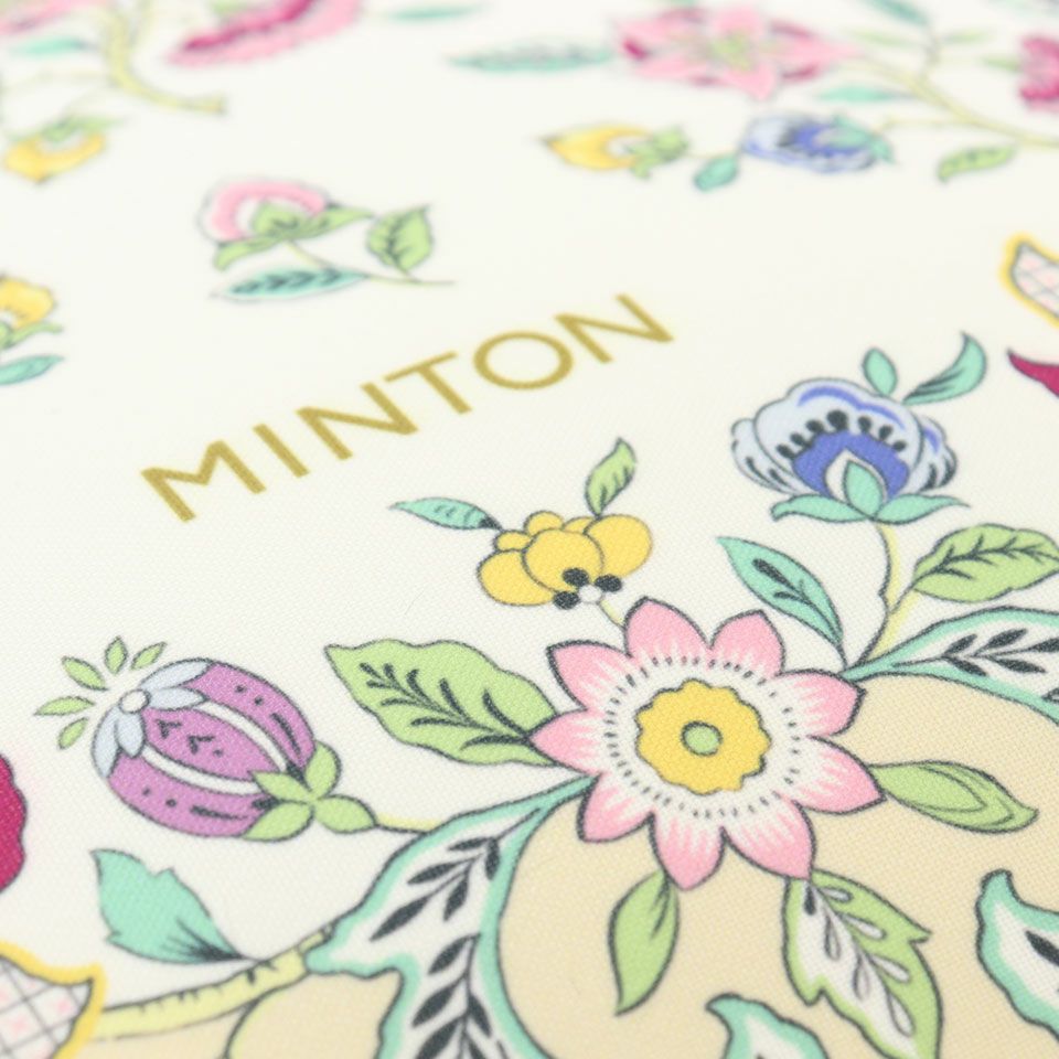 表面はハドンホールフラワーが主役のパネル柄、裏面はリーガルハドンホールをイメージした総柄で表裏のデザイン違いを楽しめる商品です