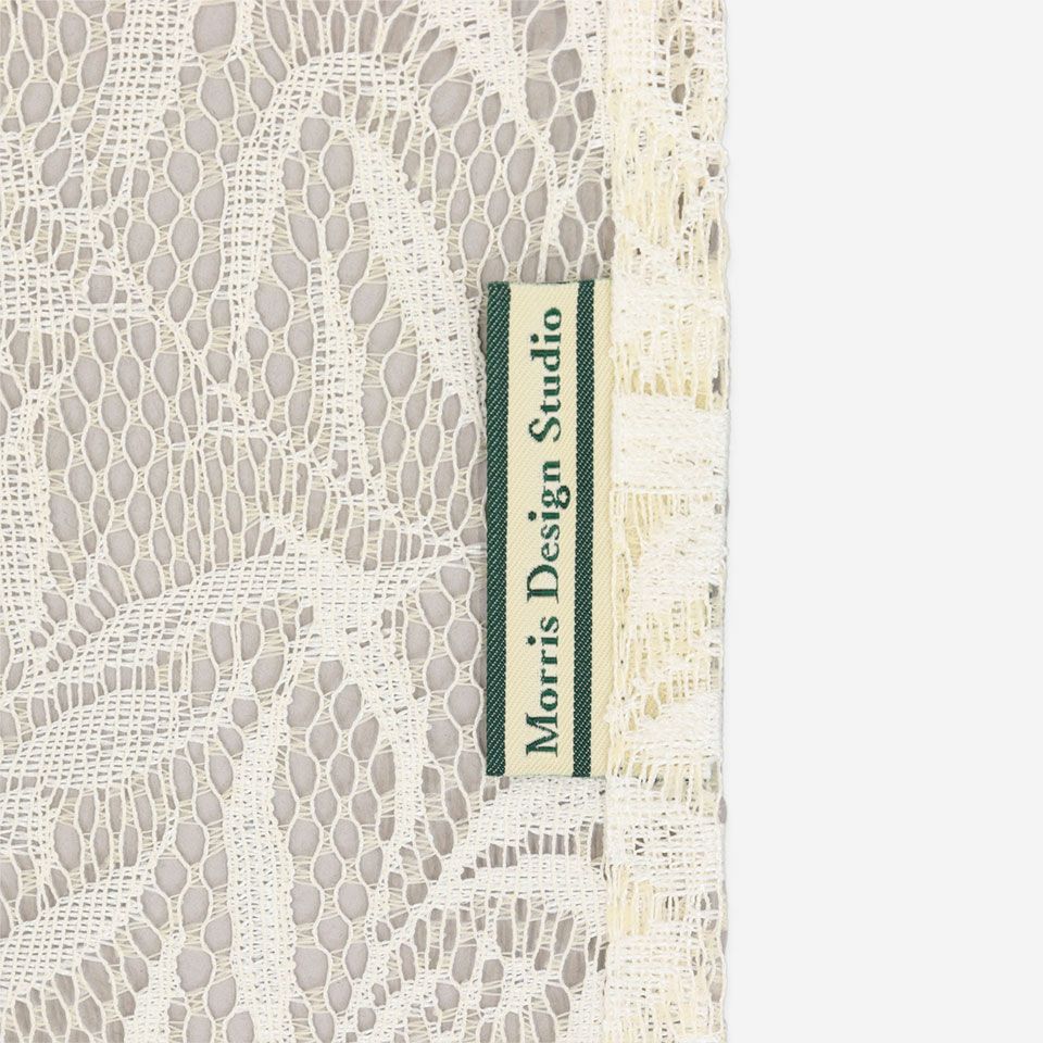「Morris Design Studio」のブランドタグが付いています  *レース柄が見えやすいように商品背面にグレー色の加工をしていますが、実際の商品にグレー色の裏地等はありません。