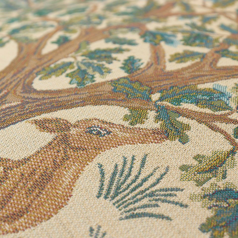 鹿や木々を多くの織組織で、色やテクスチャーに変化を持たせて、様々な表情を作っています