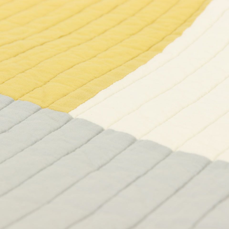 生地にわたをはさみキルトをかけてから製品洗いをして、肌触りの良い風合いに仕上げたコットンマルチカバーです