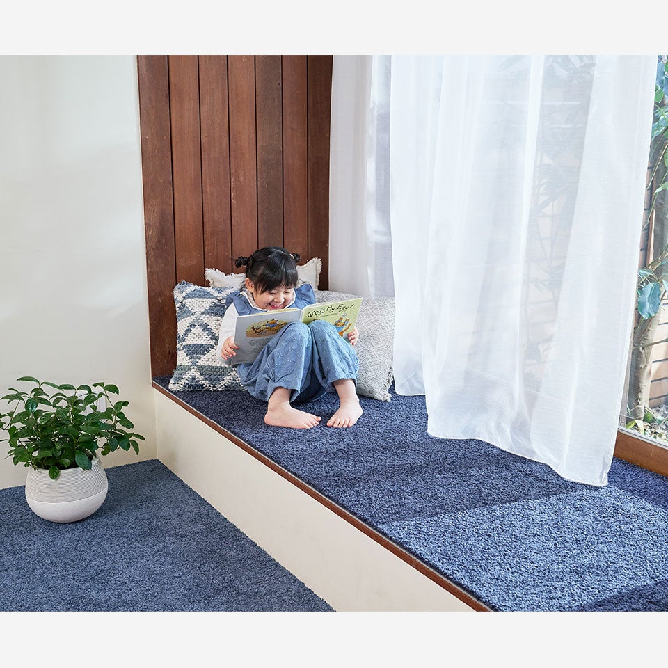 タイル形状でカッターでカットできるので、必要な場所のみの使用も可能です／カラー：ネイビー