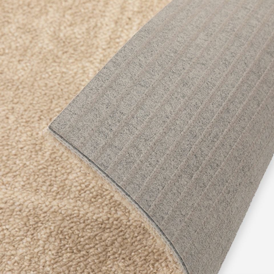 裏面は滑り止め付き／接着剤等は不要で簡単に設置できます