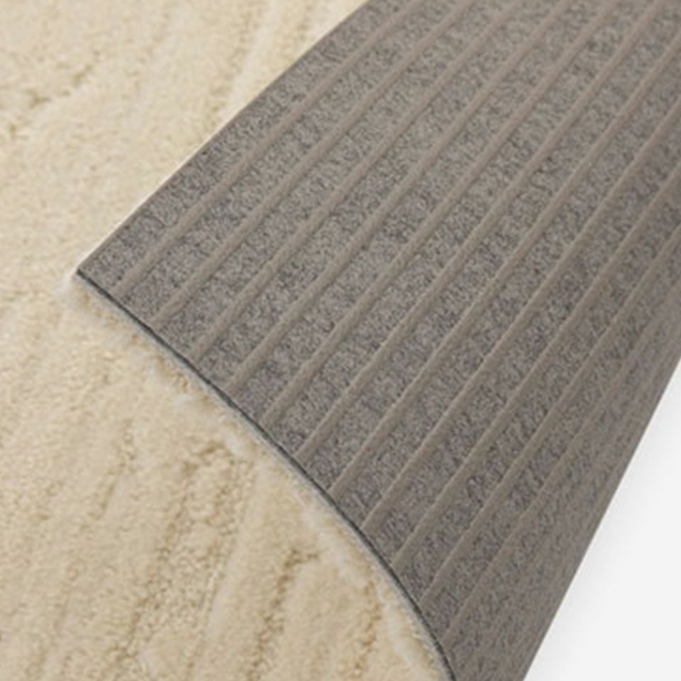 裏面は滑り止め付き／接着剤等は不要で簡単に設置できます