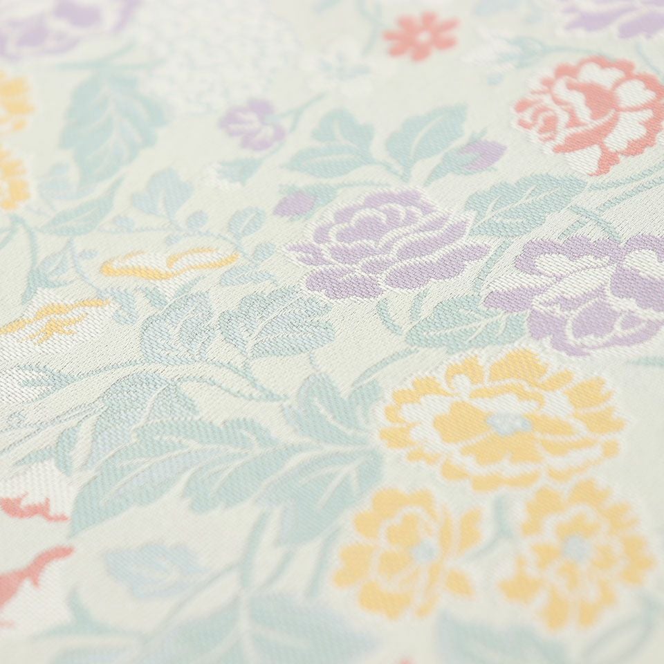 牡丹や薔薇、キンポウゲなどの花束文様は、マリー・アントワネットの室内用具の装飾布に用いられていました