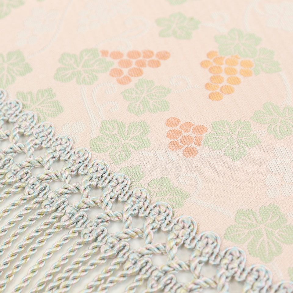 途切れることなくどこまでも伸びていく唐草にモダンさを加えたデザインで、さりげない中にも上品さのある逸品です