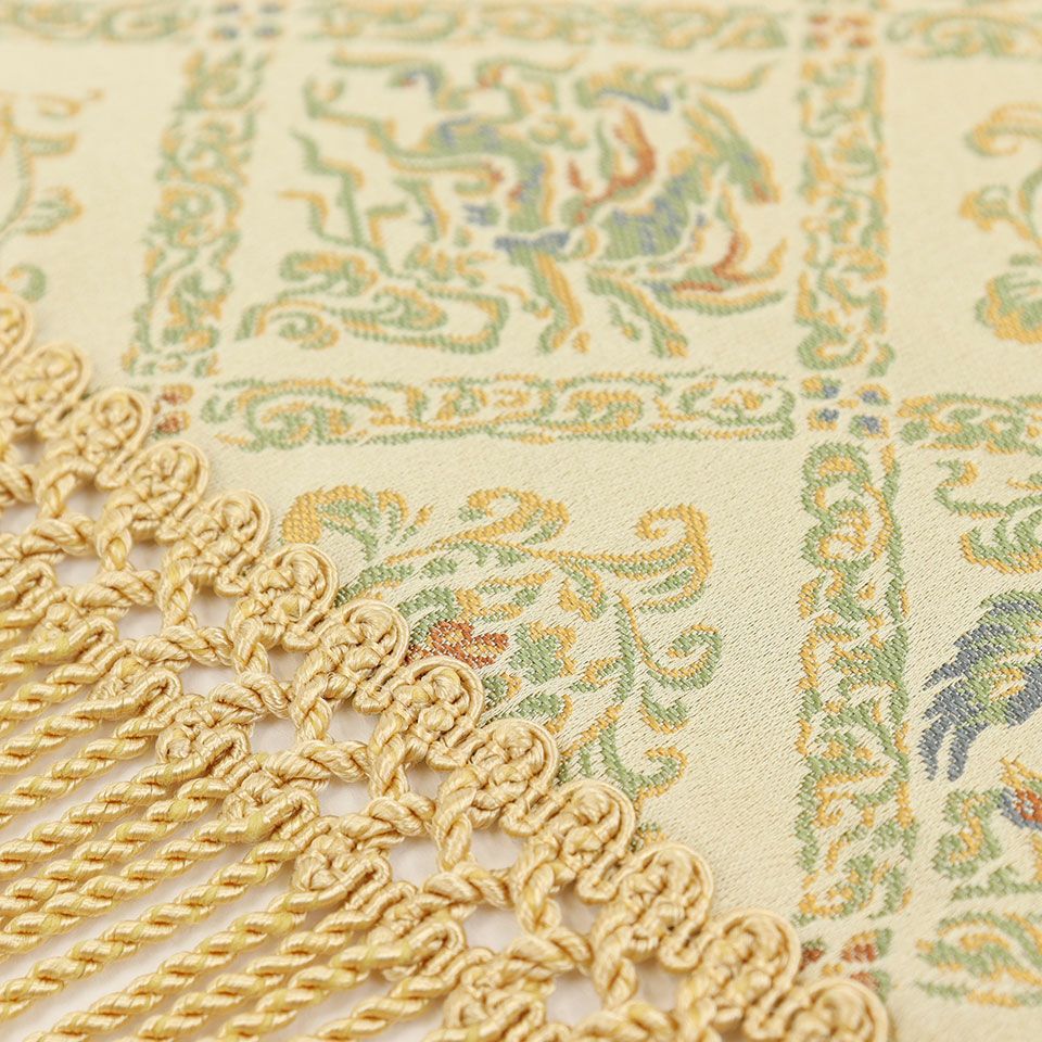 唐様式による端正な形と豊麗な色彩を現代風に活かし、麒麟と鳳凰の典雅な姿を再現しています